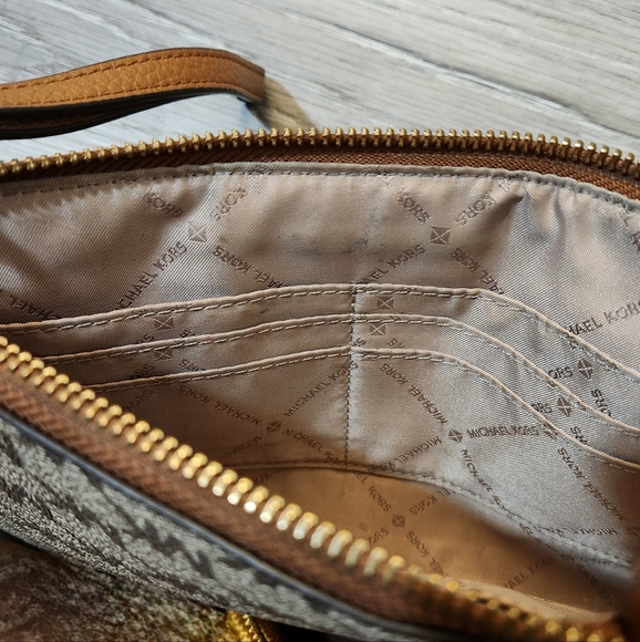 Michael Kors Jet Set Wristlet - Picture 4 of 5